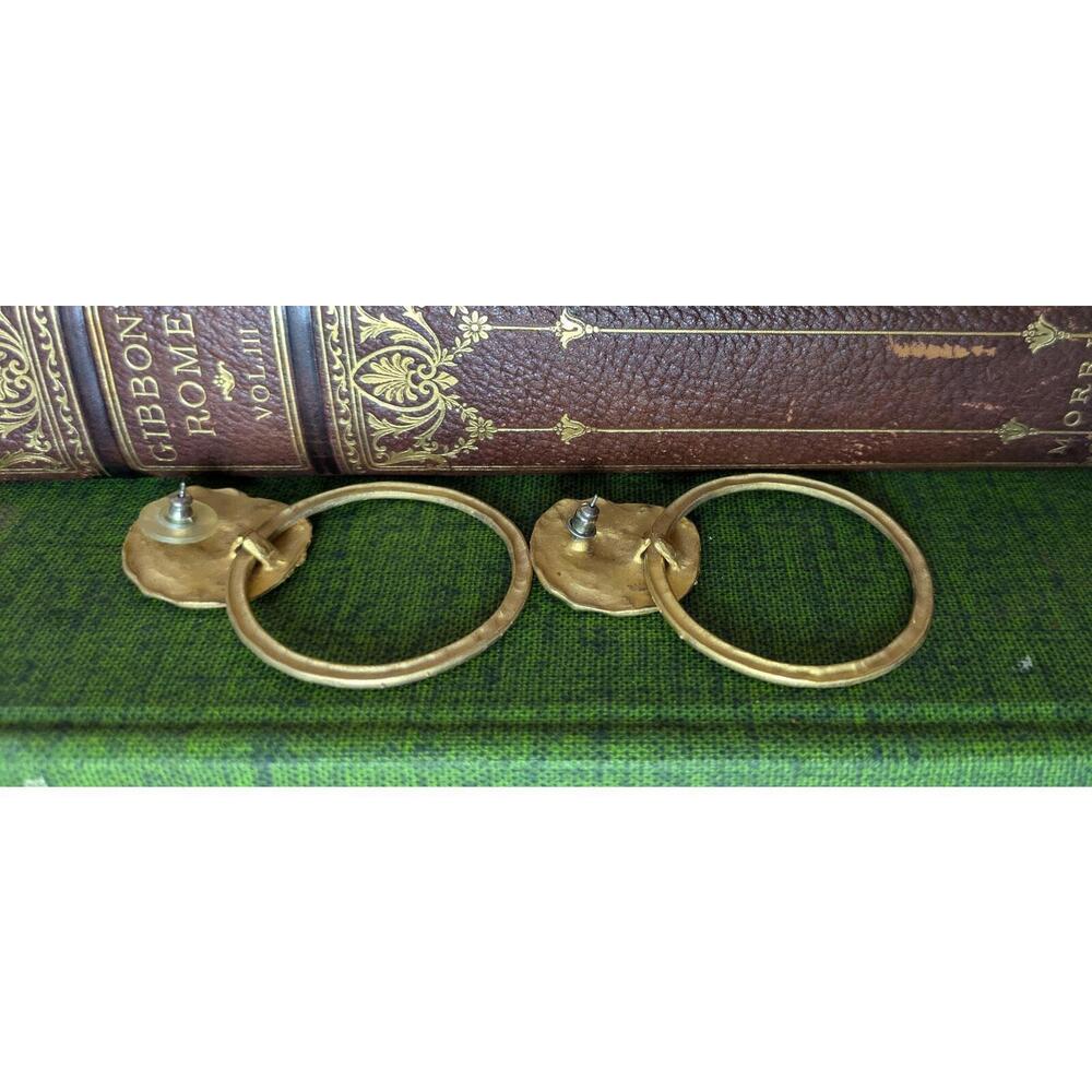 Vintage 1980s statement earrings, Gold doorknocker hoop earrings, ancient Roman - Picture 3 of 5